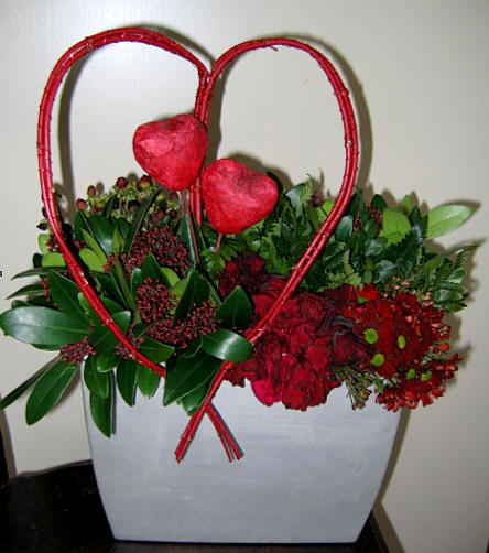 rand Contour Wissen Valentijn bloemstukje maken met een rood hart van rode cornustakken en  piepschuimen hartjes