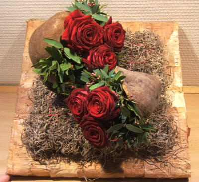 Complex Moedig naaimachine Bloemschikken Valentijn: bloemstukjes maken voor uw Valentijntje met rode  rozen en hartjes